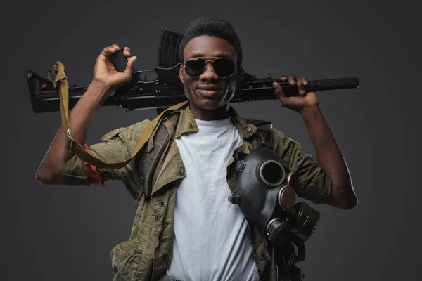 Retrato Guapo Gángster Somalí Sosteniendo Rifle Sus Hombros — Foto de Stock