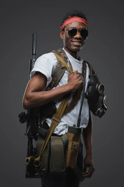 Disparo Bucanero Sonriente Con Equipo Militar Rifle Ajuste Post Apocalipsis — Foto de Stock