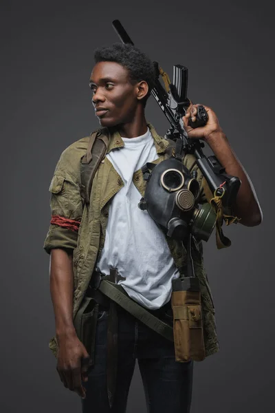 Retrato Hombre Pirata Africano Ajuste Post Apocalipsis Sobre Fondo Gris — Foto de Stock