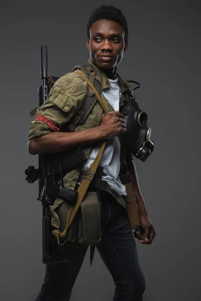 Постріл Чорного Солдата Пост Апокаліптичній Обстановці Одягнений Уніформу Тримає Гвинтівку — стокове фото