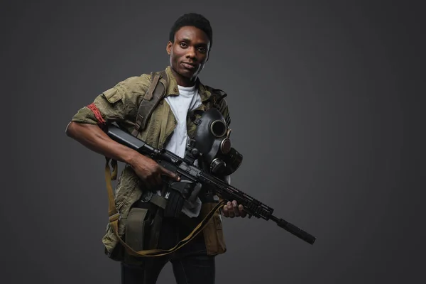 Disparo Soldado Negro Escenario Post Apocalíptico Vestido Con Uniforme Rifle — Foto de Stock