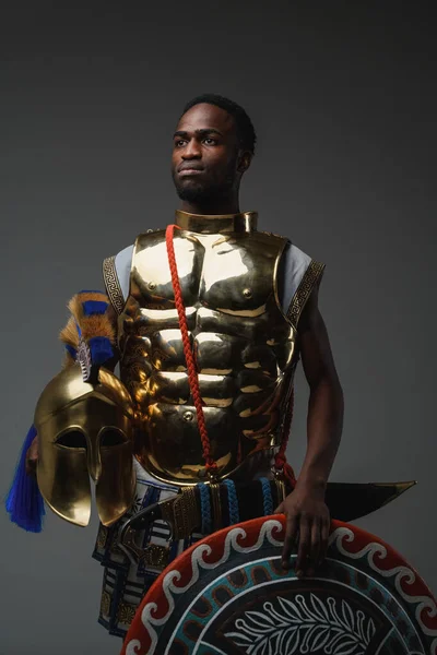 Zastřelen Starověký Řecký Voják Afrického Etnika Štítem Zlatou Zbrojí — Stock fotografie