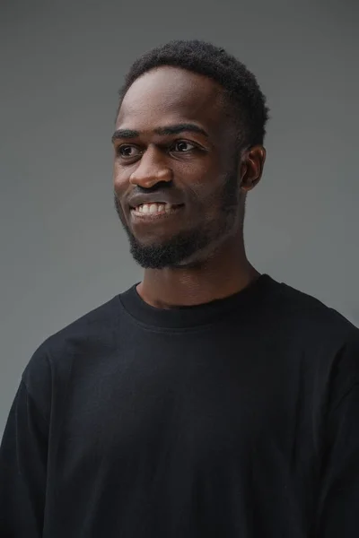 Studio Záběr Usmívající Černošky Muž Stylovým Účesem Oblečený Tričku — Stock fotografie
