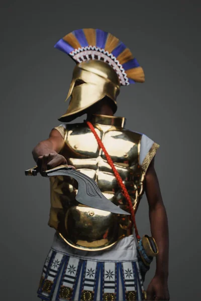 Πυροβολισμός Αφρικανού Πολεμιστή Ντυμένου Χρυσή Πανοπλία Και Κράνος — Φωτογραφία Αρχείου