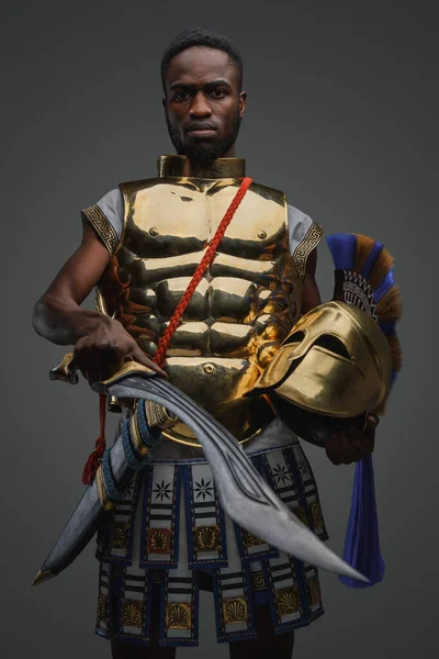 Gri Üzerine Izole Edilmiş Afrikalı Yunan Kökenli Kararlı Askerin Portresi — Stok fotoğraf