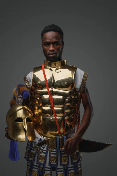 Altın Zırh Giymiş Afrika Kökenli Antik Yunan Savaşçısının Stüdyo Fotoğrafı — Stok fotoğraf