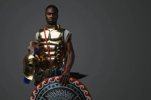 Tiro Soldado Grego Antigo Etnia Africana Com Escudo Armadura Dourada — Fotografia de Stock