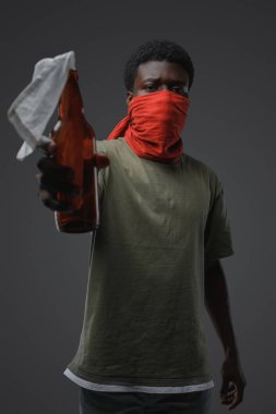 Stüdyo görüntüleri gri arka planda. Afrikalı etnik isyancı adam..