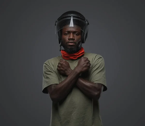 Studio Skott Rebell Man Afrikansk Etnisk Poserar Med Korsade Armar — Stockfoto
