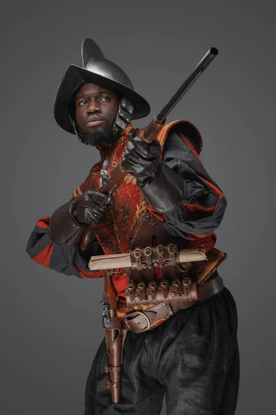 Portret Van Een Militair Gekleed Pak Helm Richtend Een Musket — Stockfoto
