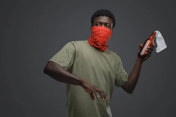 Tiro Homem Rebelde Violento Etnia Africana Com Bandana Coquetel Molotov — Fotografia de Stock
