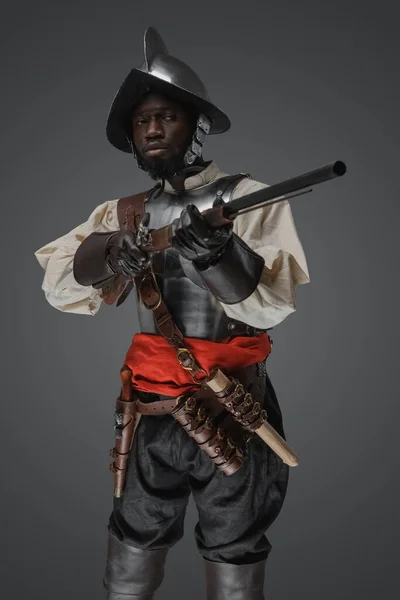 Πυροβολισμός Μεσαιωνικού Στρατιώτη Ντυμένος Ατσάλινη Πανοπλία Και Κράνος Στόχο Τουφέκι — Φωτογραφία Αρχείου
