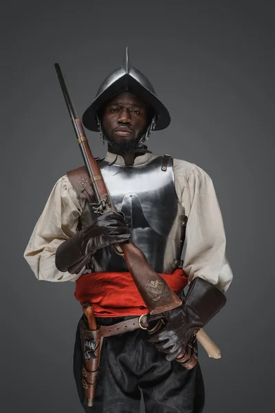 Πυροβολισμός Στρατιώτη Του 18Ου Αιώνα Τουφέκι Ντυμένο Πανοπλία Γκρι Φόντο — Φωτογραφία Αρχείου