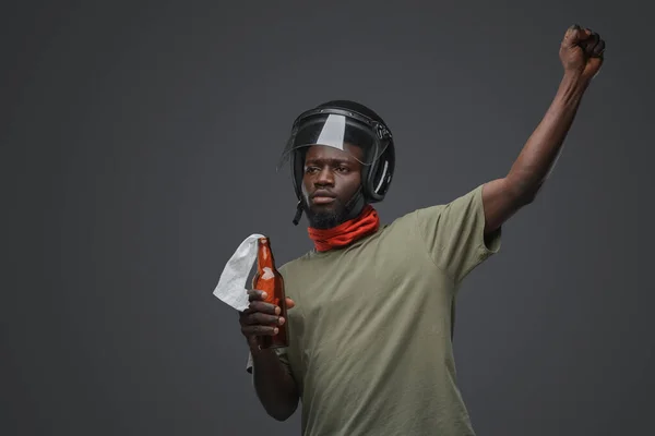 アフリカ民族の反乱軍の男のショットヘルメットが拳のサインを示す — ストック写真