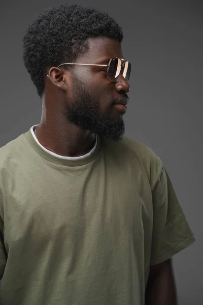灰色の背景に隔離された髭とサングラスを持つ流行の黒人男性の肖像画 — ストック写真