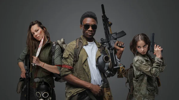 Schot Van Militaire Man Van Afrikaanse Etnische Met Vrouw Meisje — Stockfoto