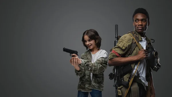 Lövés Kislány Kézifegyverrel Fekete Férfi Puskával Szürke Háttér — Stock Fotó