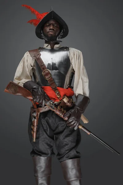 18世紀の灰色の背景の兵士に鉄の鎧で隔離されたショット — ストック写真