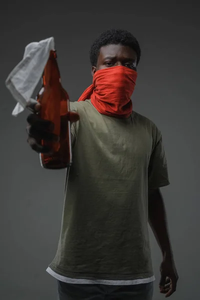 Studioaufnahme Eines Isolierten Rebellen Afrikanischer Herkunft Mit Grauem Hintergrund — Stockfoto