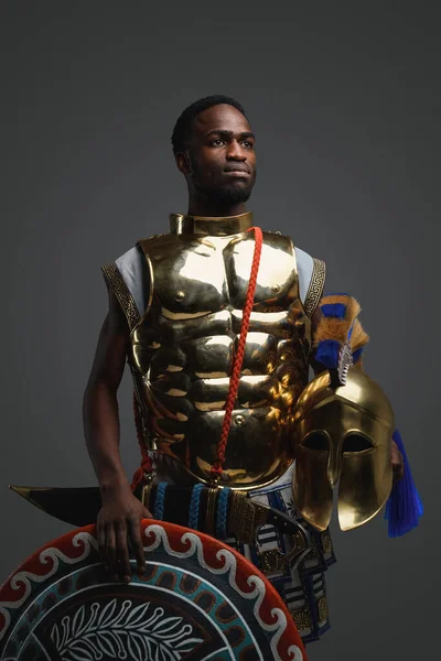 Tiro Soldado Grego Antigo Etnia Africana Com Escudo Armadura Dourada — Fotografia de Stock