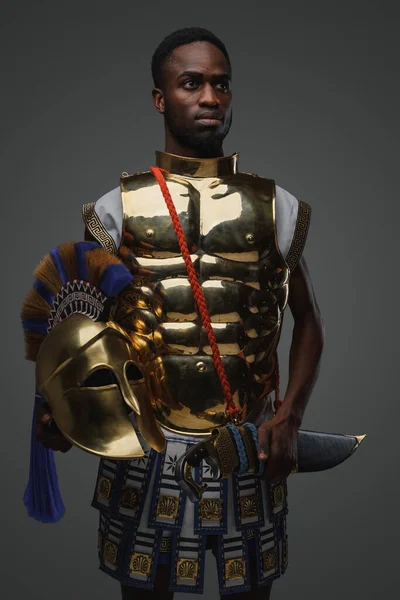 Портрет Рішучого Солдата Грецької Африканської Етнічної Ізольованої Сірому — стокове фото