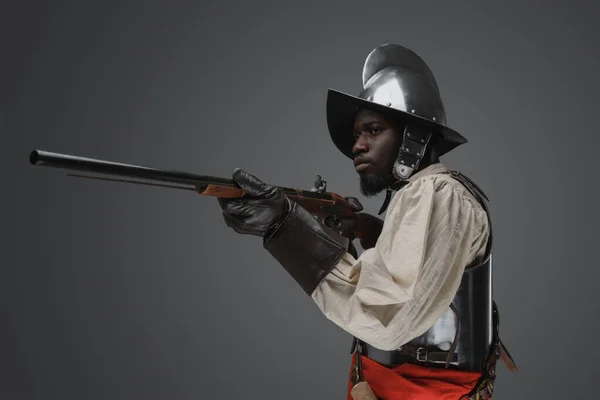 Prise Vue Soldat Médiéval Vêtu Une Armure Acier Casque Visant — Photo