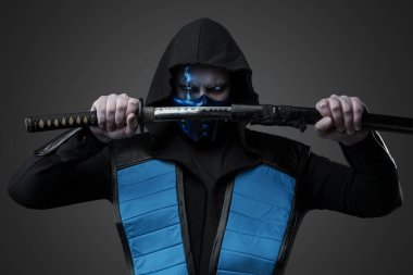 Katana sheathe Katana ile gri arka planda izole edilmiş buz suikastçısının stüdyo görüntüleri..