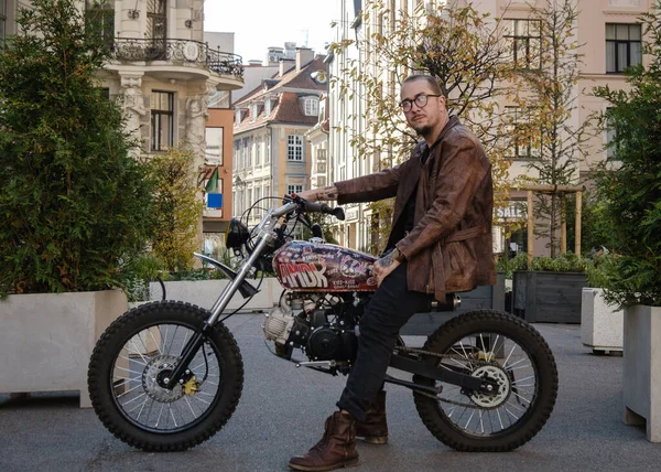 Prise Vue Homme Motard Élégant Avec Vieux Vélo Personnalisé Extérieur — Photo