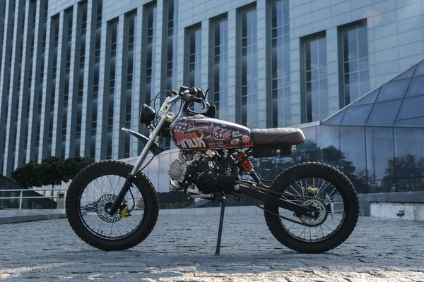Tiro Moto Hipster Moda Estacionado Rua Vazia Durante Dia — Fotografia de Stock