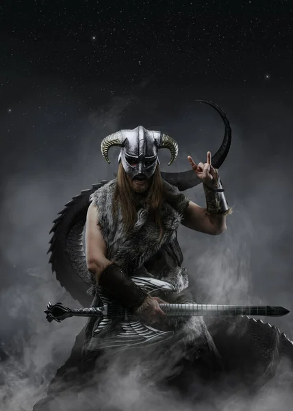 古代のバイキング野蛮人の夜の空霧と神秘的な尾に対してギターを演奏の芸術 — ストック写真