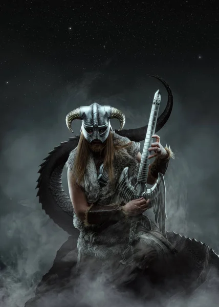 Art Ancien Barbare Viking Jouant Guitare Contre Brouillard Ciel Nocturne — Photo