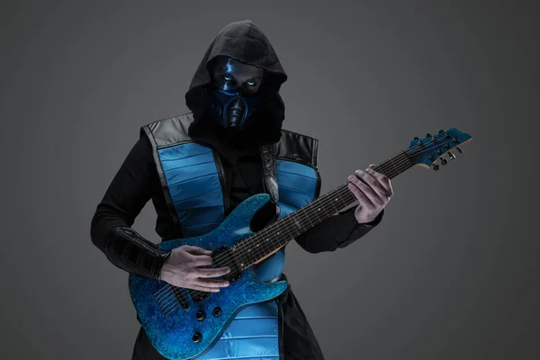 Studioaufnahme Eines Isolierten Auf Grauem Hintergrund Gefrorenen Attentäters Mit Gitarre — Stockfoto