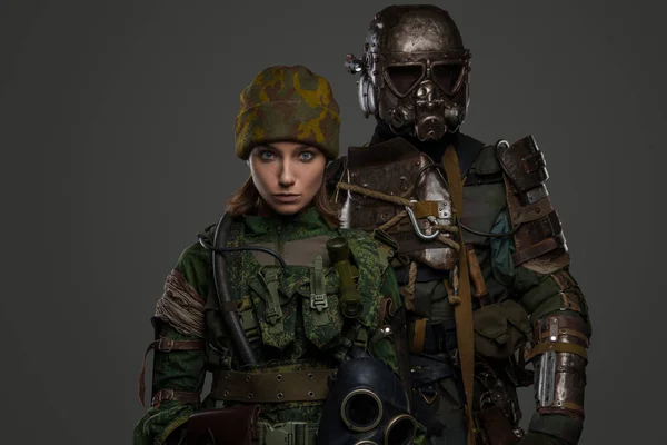 放射性災害で生き残ったポスト黙示録的な女性と男性兵士の肖像 — ストック写真