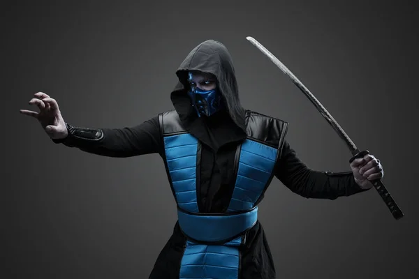 Schuss Von Isolated Auf Grauem Hintergrund Ninja Mit Ausgestrecktem Arm — Stockfoto