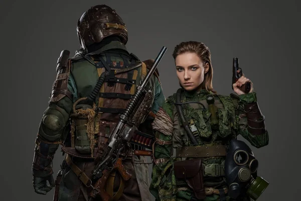 Фото Изолированных Сером Две Женщины Мужчины Солдат Позирующих Спина Спине — стоковое фото
