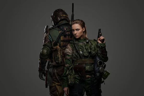 Foto Aislado Gris Dos Soldados Femeninos Masculinos Posando Espalda Con — Foto de Stock