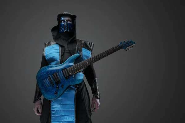 Знімок Ice Ninja Шрамом Електричною Гітарою Масці Капюшоні — стокове фото