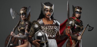 Zırh, balta ve mızrak kuşanmış üç kadim kadın savaşçı vuruldu..