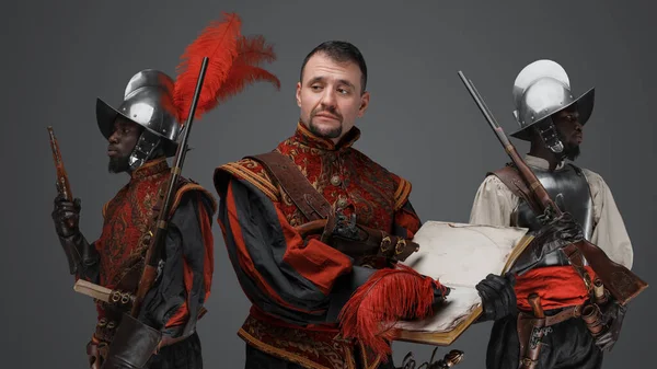 Schot Van Middeleeuwse Drie Conquistadors Met Gepruimde Helmen Geïsoleerd Grijs — Stockfoto