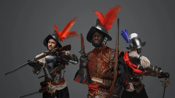 Retrato Grupo Multiétnico Três Conquistadores Com Armaduras Aço Rifles Flintlock — Fotografia de Stock