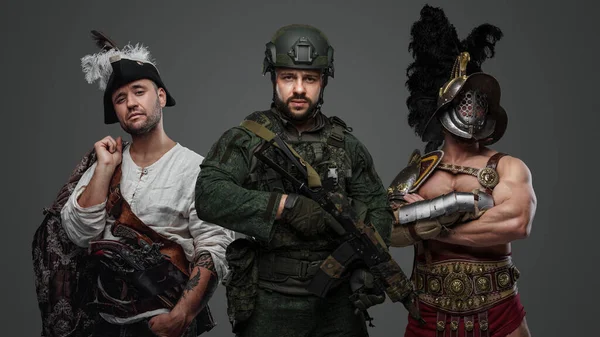 スタジオショットの現代の兵士の迷彩制服とともにアリバブ海賊とギリシャ剣闘士 — ストック写真