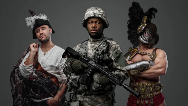 現代のアフリカ民族の兵士と海賊と中世の剣闘士のスタジオショット — ストック写真