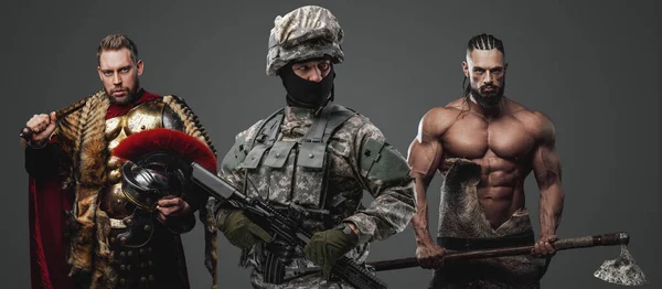 Studioaufnahme Eines Modernen Soldaten Tarnuniform Mit Griechischem Krieger Und Barbarischem — Stockfoto