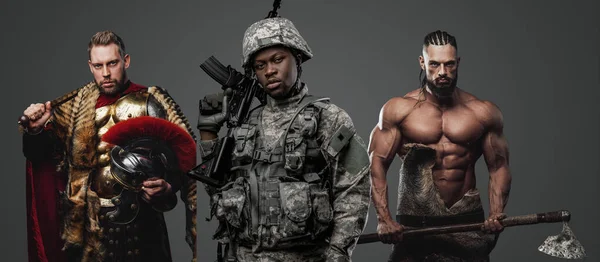 アフリカ民族の現代兵士のスタジオショットとギリシャの戦士とバイキング野蛮人 — ストック写真