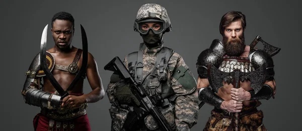 ライフルを持つ軍の女性のショットとギリシャ剣闘士とともにScandinavian野蛮人 — ストック写真