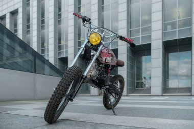 Gündüz vakti boş bir caddeye park edilmiş modaya uygun hippi motosikleti..