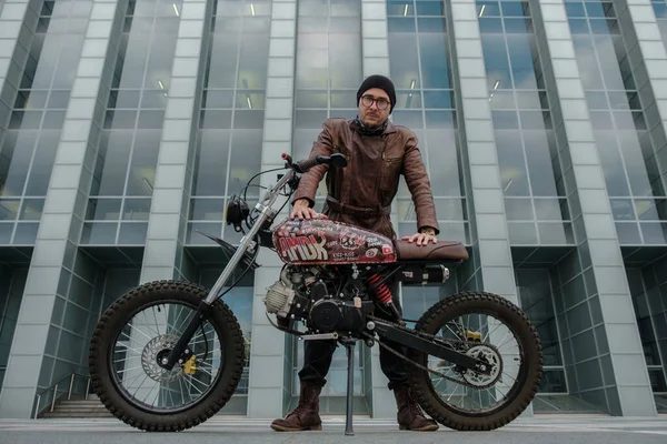 Tiro Motociclista Urbano Legal Vestido Com Chapéu Jaqueta Couro Olhando — Fotografia de Stock