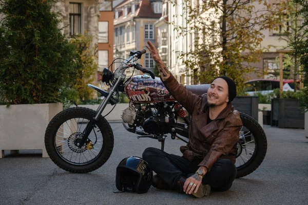 Портрет Счастливого Мотоциклиста Старомодным Велосипедом Открытом Воздухе Днем — стоковое фото