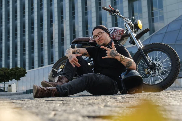 Shot Της Ντεμοντέ Rocker Ποδηλάτης Τατουάζ Σώμα Και Κομψή Μοτοσικλέτα — Φωτογραφία Αρχείου