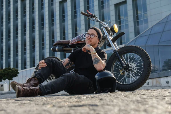 Tiro Motociclista Individual Posando Perto Enorme Edifício Cidade — Fotografia de Stock